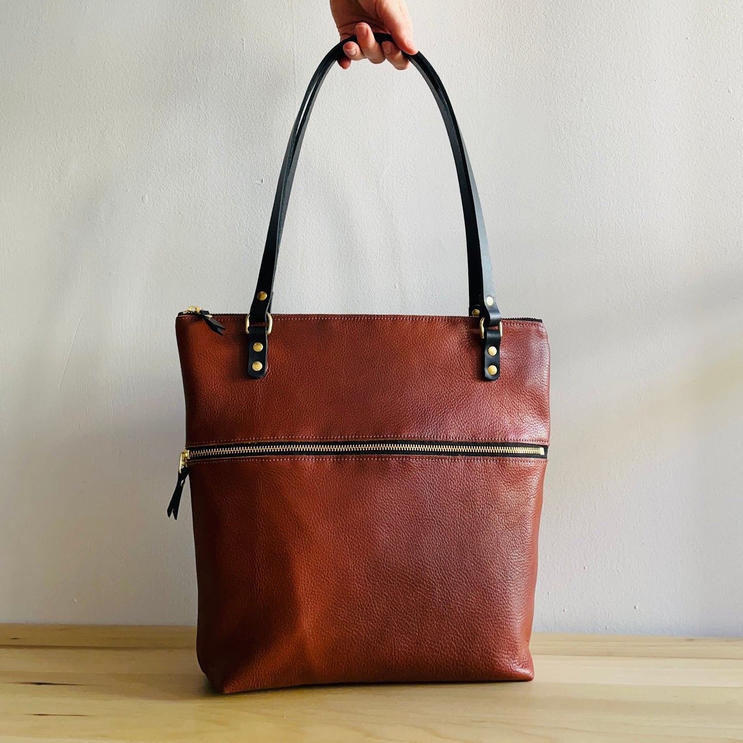 Cognac leather shoulder bag with zipper